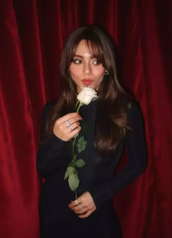 Sıla Türkoğlu güzelliğiyle göz kamaştırdı